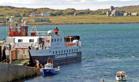 Photo of the ferry to Iona with Iona Abbey behind